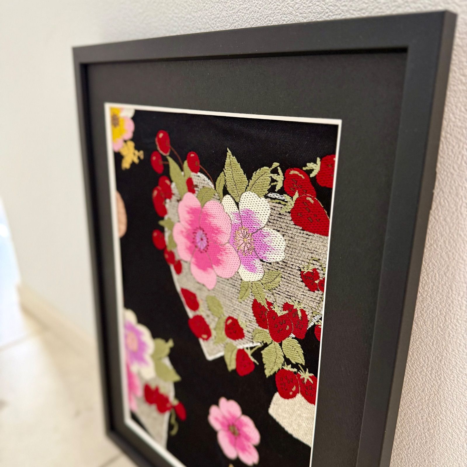 京都帯屋さん フレーム入りシルク織物アート ストロベリータイム 黒