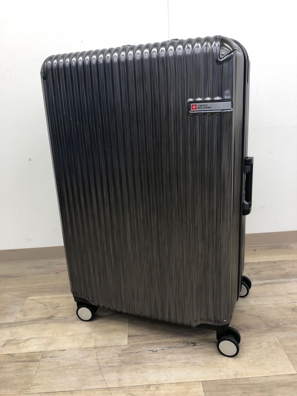 2F AY25100236 ≪ 品≫ スイスミリタリー SM-I828 28in スーツケース チタン 105L
