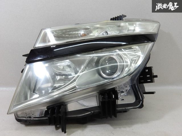 日産 日産E52エルグランド 右ヘッドライト 中古品 取付箇所1箇所破損 
