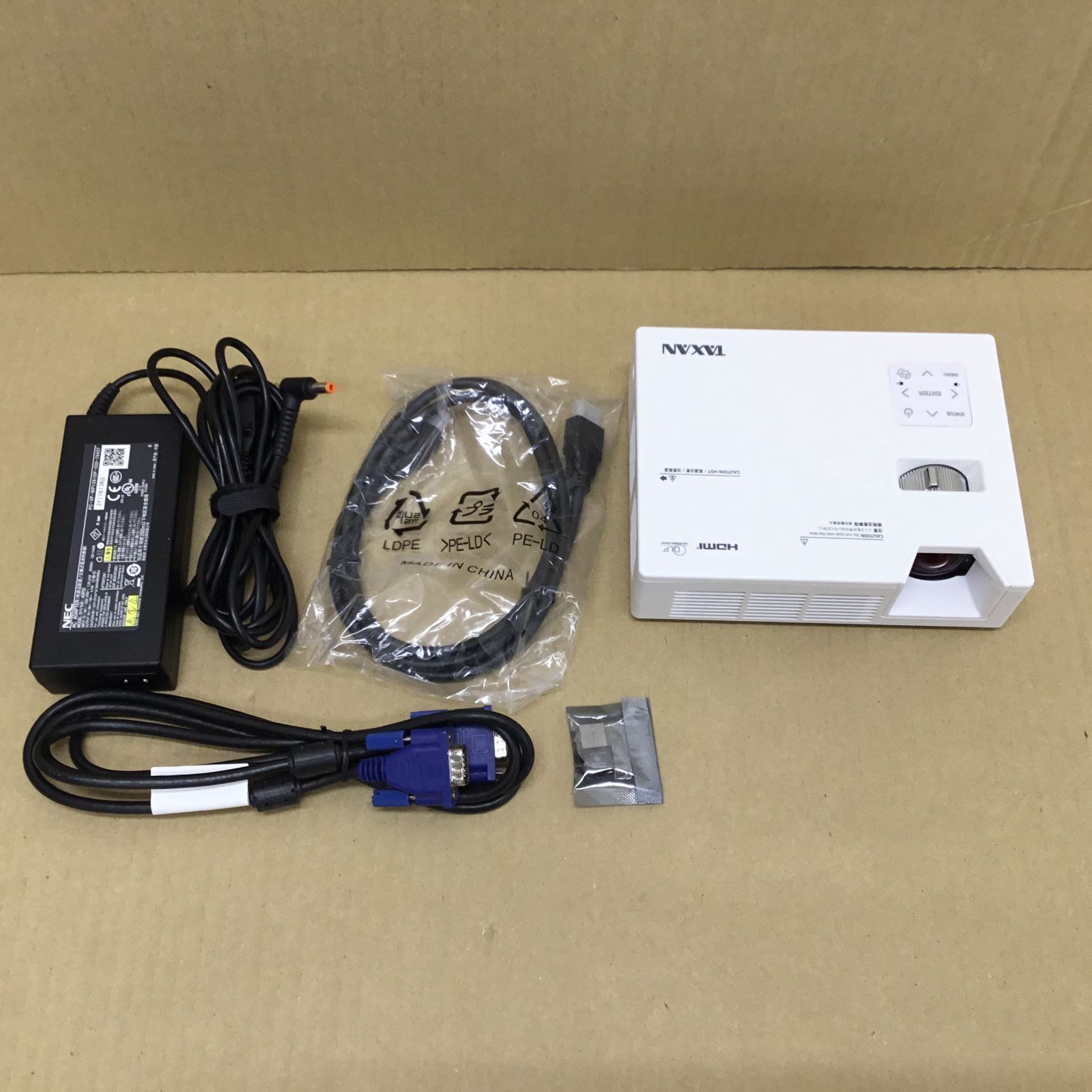 美品 TAXAN 小型LEDプロジェクター KG-PL081W　800ルーメン TAXAN 小型LEDプロジェクター KG-PL081W 800ルーメン