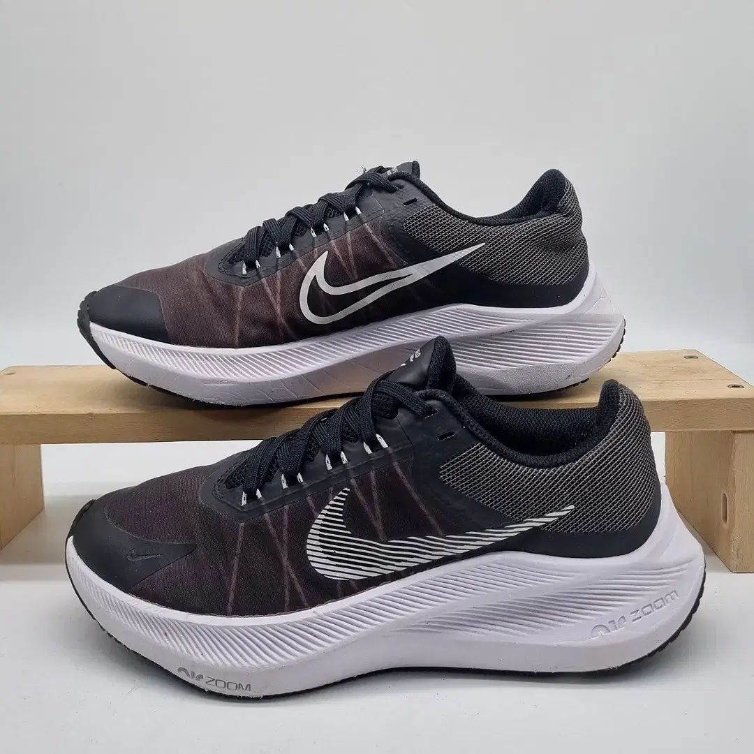 NIKE(ナイキ) ズーム ウィンフロー 8 レディースランニングシューズ 240