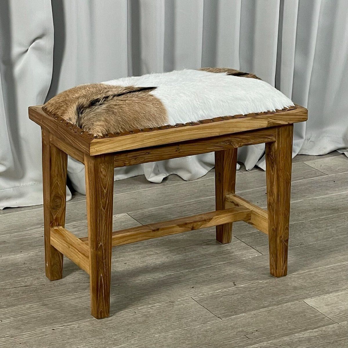 GQ45 展示品 レザー スツール チーク材 毛皮張り 木製 椅子/T2 GQ45 展示品 レザー スツール チーク材 毛皮張り 木製 椅子/神奈川県