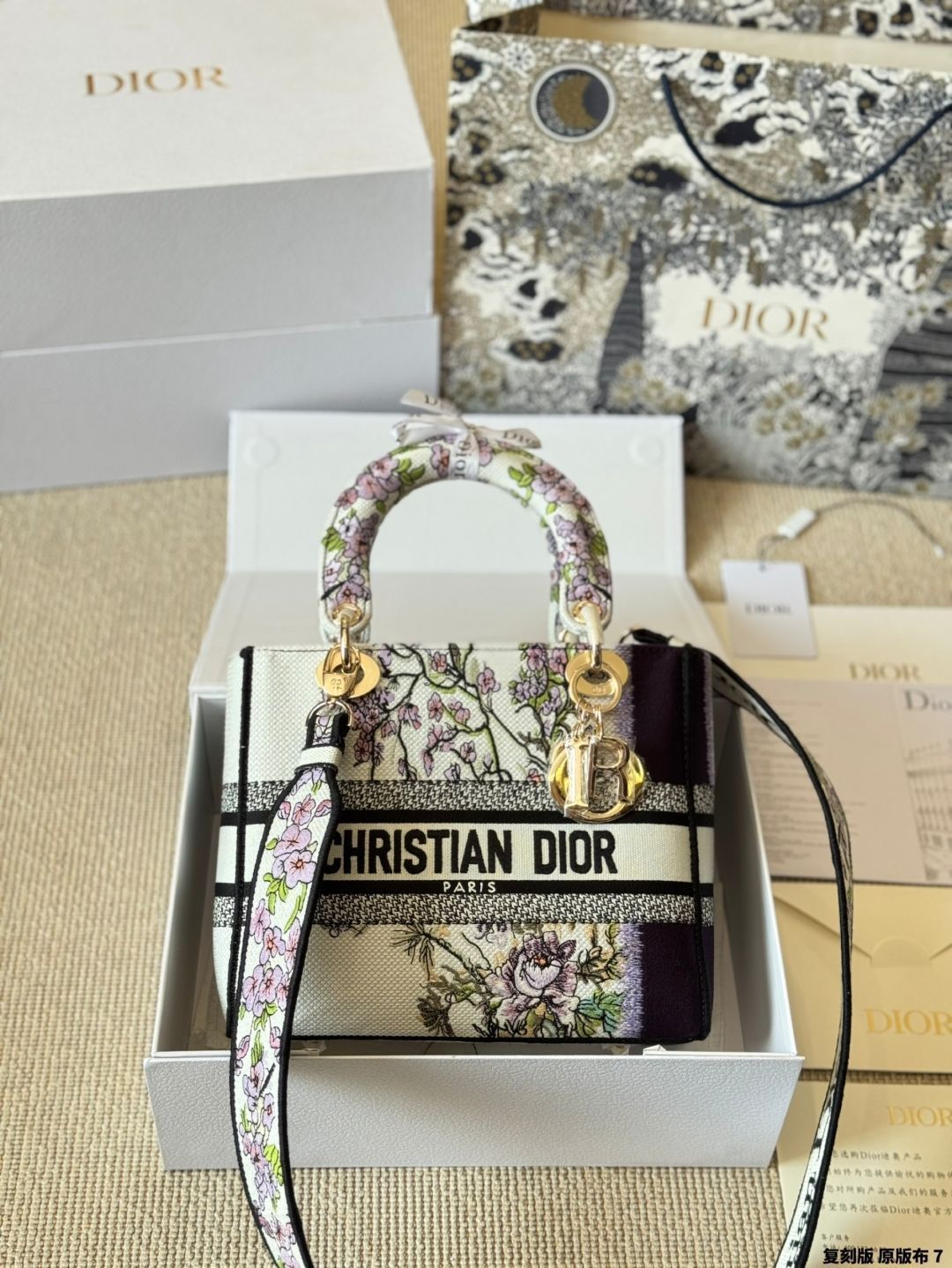 今日特価】Dior Lady D-Lite 刺繍ハンドバッグ（Dior Lady D