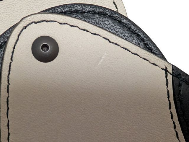 Bottega veneta ボッテガ ヴェネタ　黒の編み込みレザーキーホルダー org.jpg