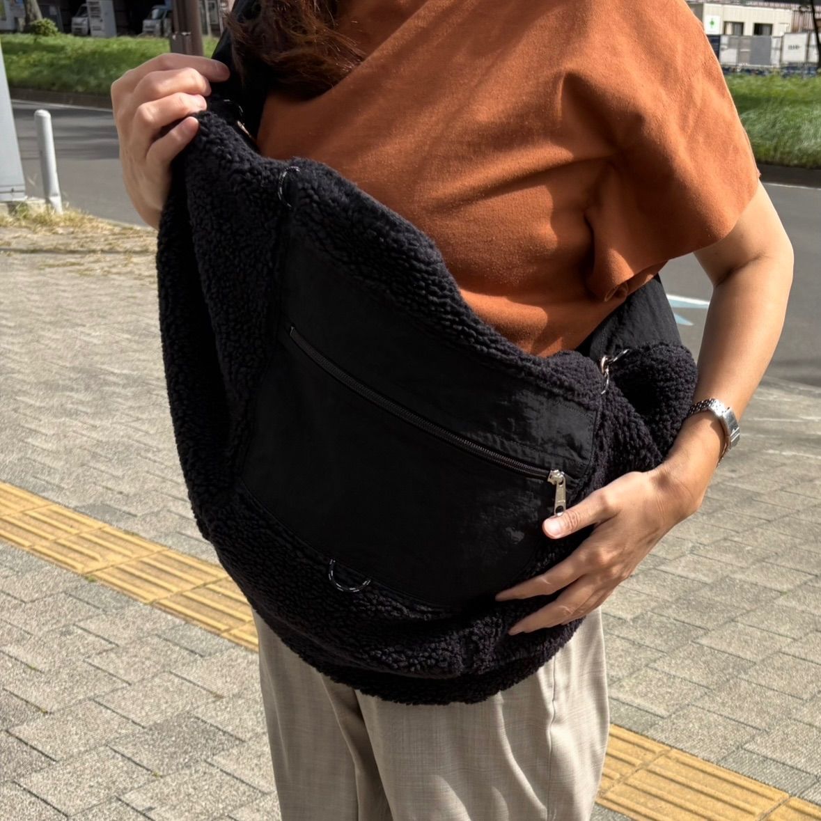 erva エルバ Lサイズ ボアシンプルドッグスリング リングカラビナ2つ付 ボア 黒 日本製 犬用品 キャリーバッグ 秋冬 6449275