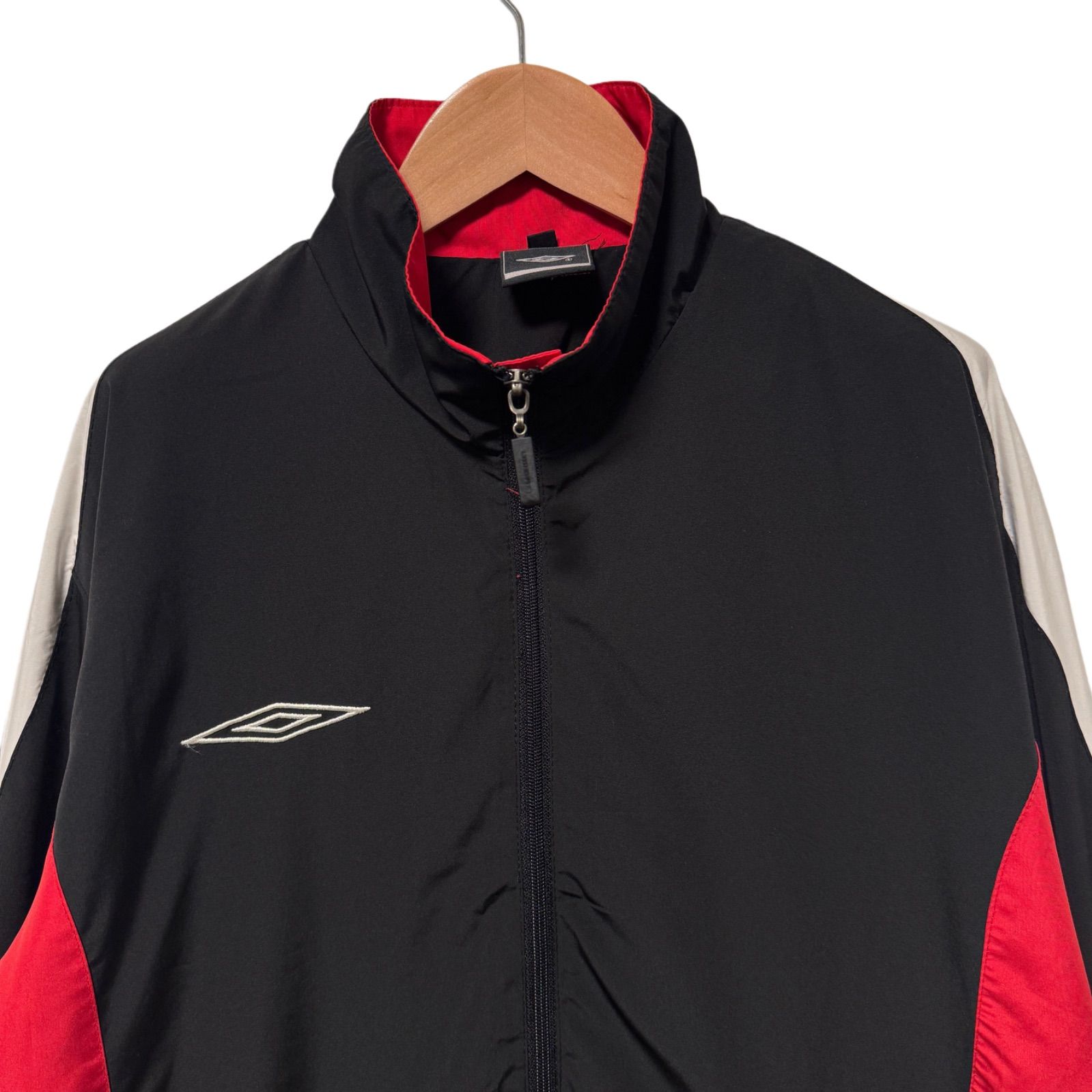 美品 UMBRO ナイロンジャケット L相当(表記95) ブラック×レッド 美品 UMBRO ナイロンジャケット L相当(表記95) ブラック×レッド