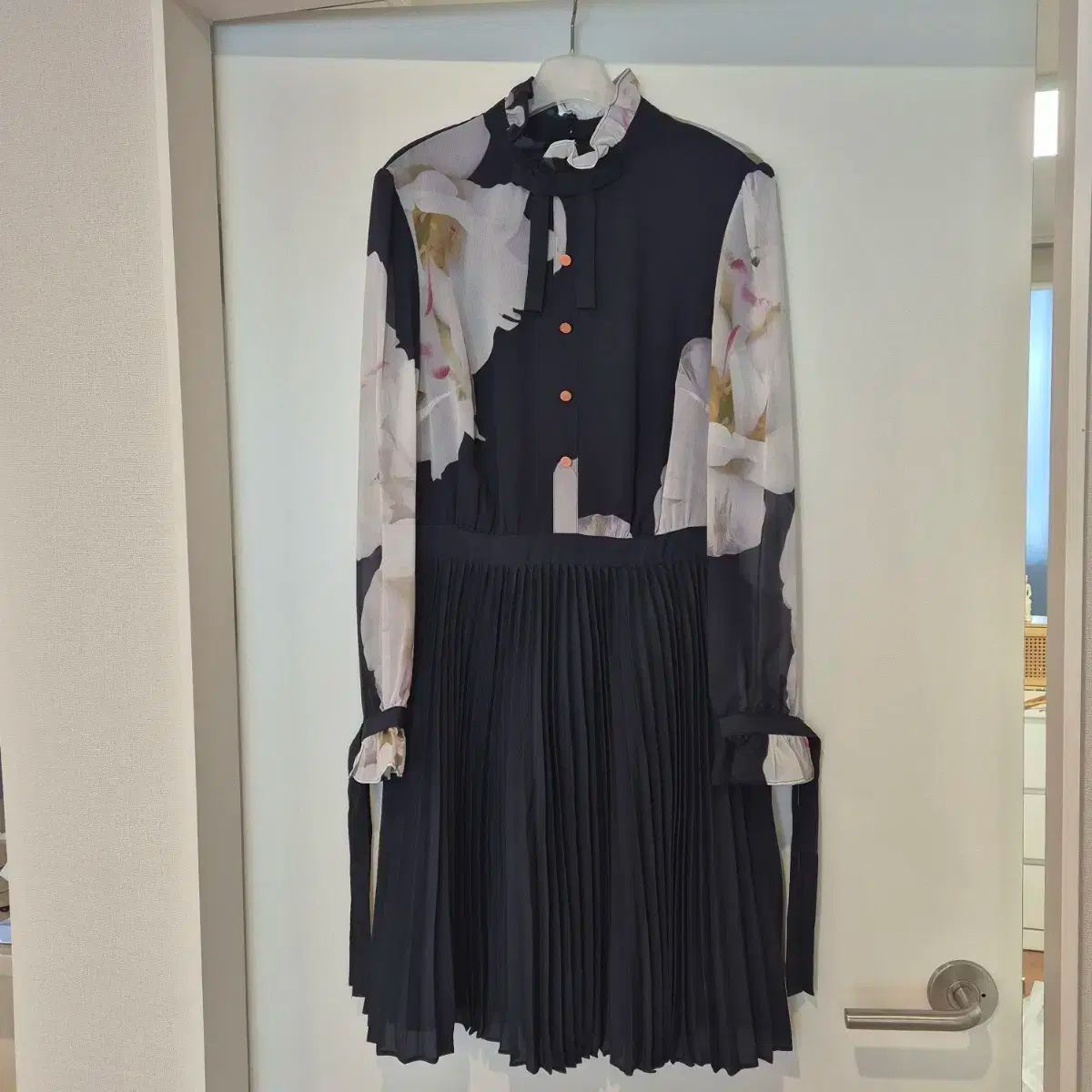 テッドベイカー Ted Baker フラワー プリーツ ONE PIECE ドライ 完了