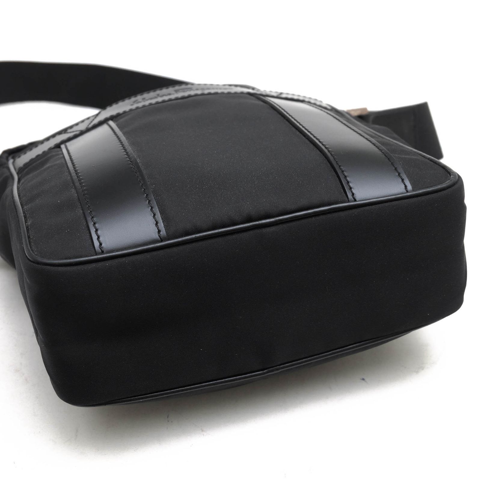 メイ サルヴァトーレ フェラガモ ショルダーバッグ ナイロン 革 黒