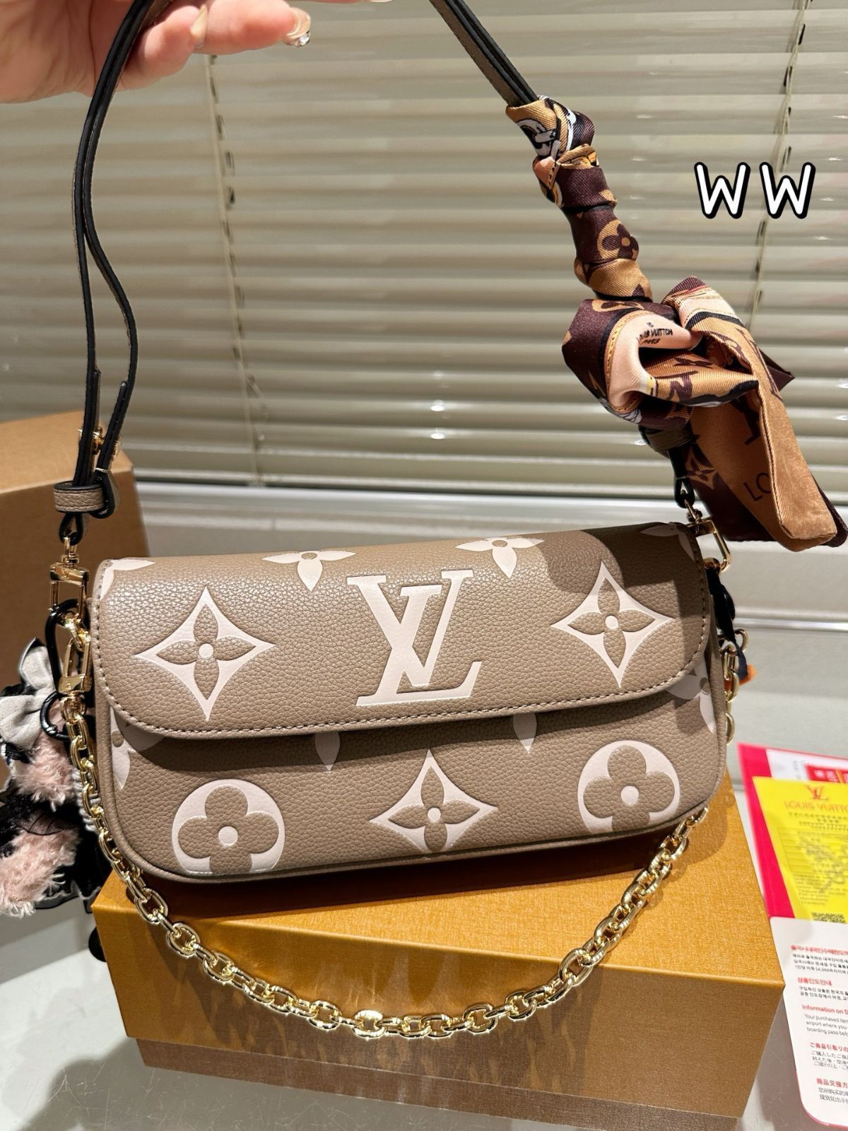 ギフトに最適！！【LOUIS VUITTON】オンリーLVミニコンフィ 今日特価】LV WALLET ON CHAIN IVY アームバッグ 22×13cm