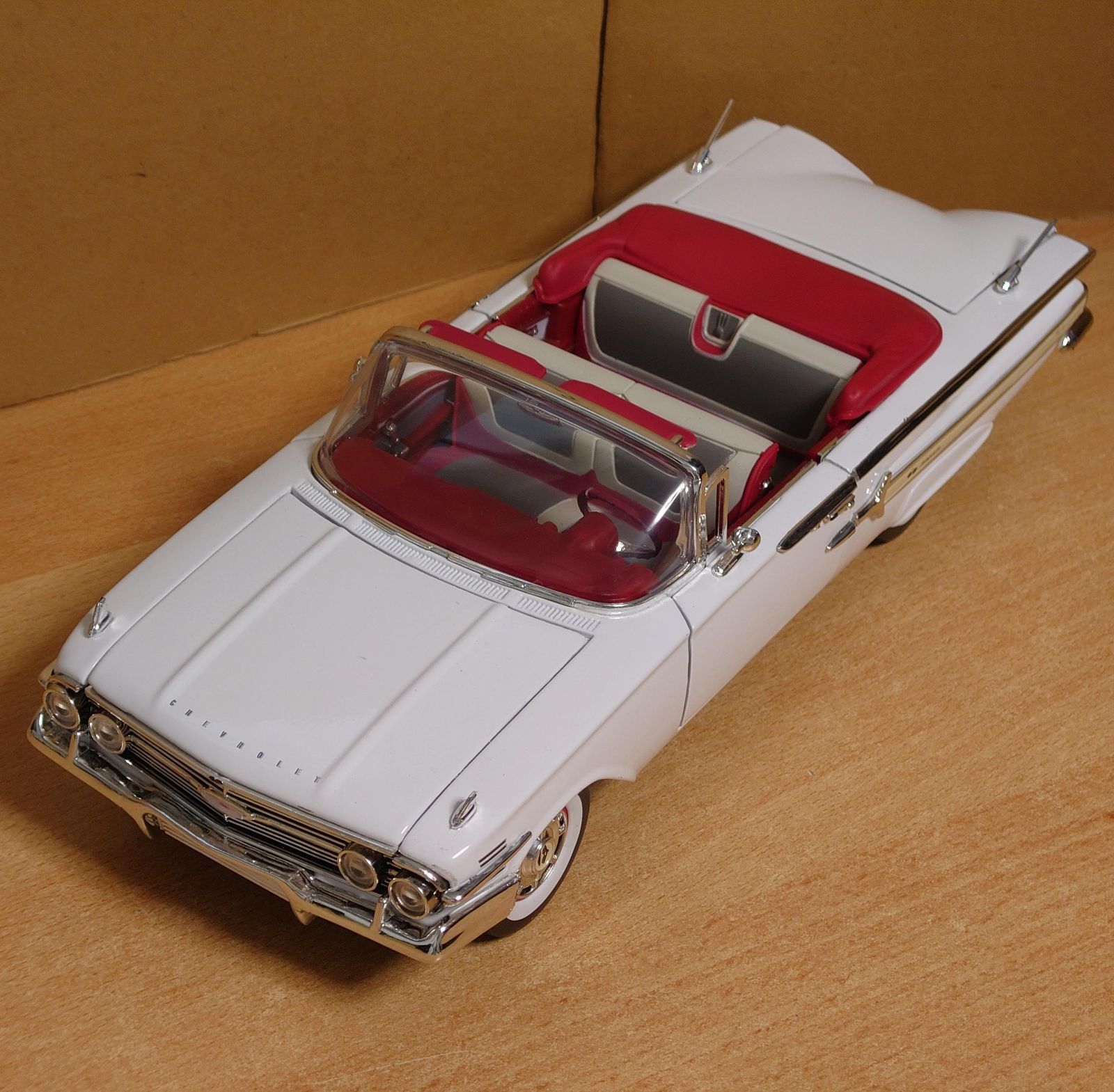 1/18 シェビーインパラ 1960 ホワイト Chevy Impala Convertible
