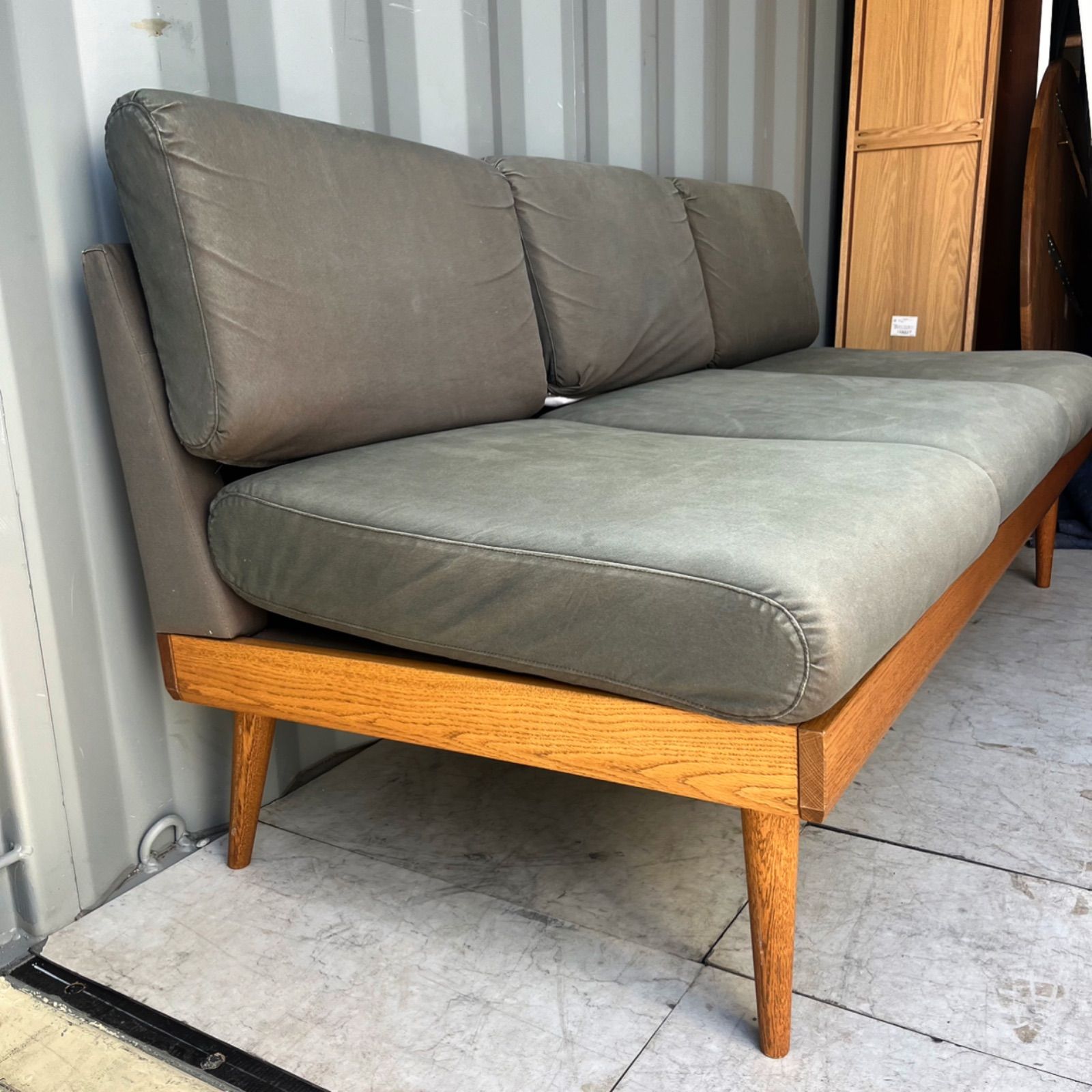 取付無料！アデペシュ アラ アームレス 北欧風天然木ダークカーキ3P