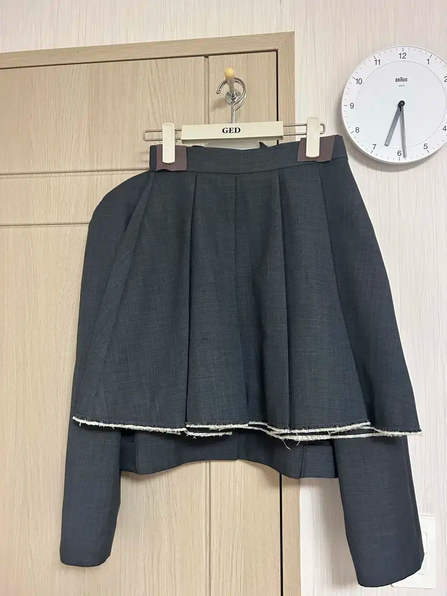 シューシュートップスセットアップ | ジャケット スカート 8 サイズ|グレー|ニュージンズヘイン着用