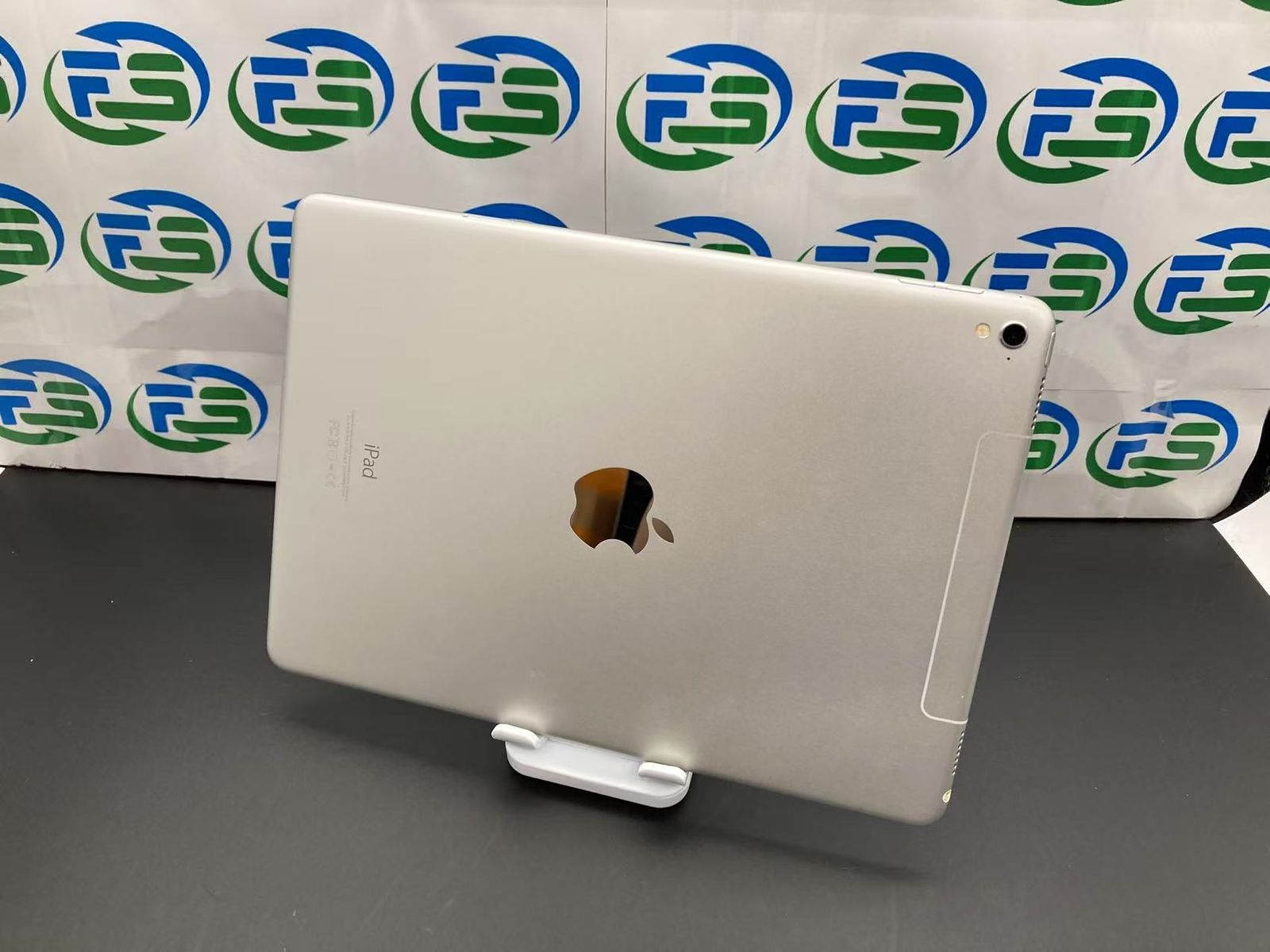 早割クーポン！ 美品 外観良好 SIMフリー シルバー 32GB 9.7インチ Pro iPad iPad本体