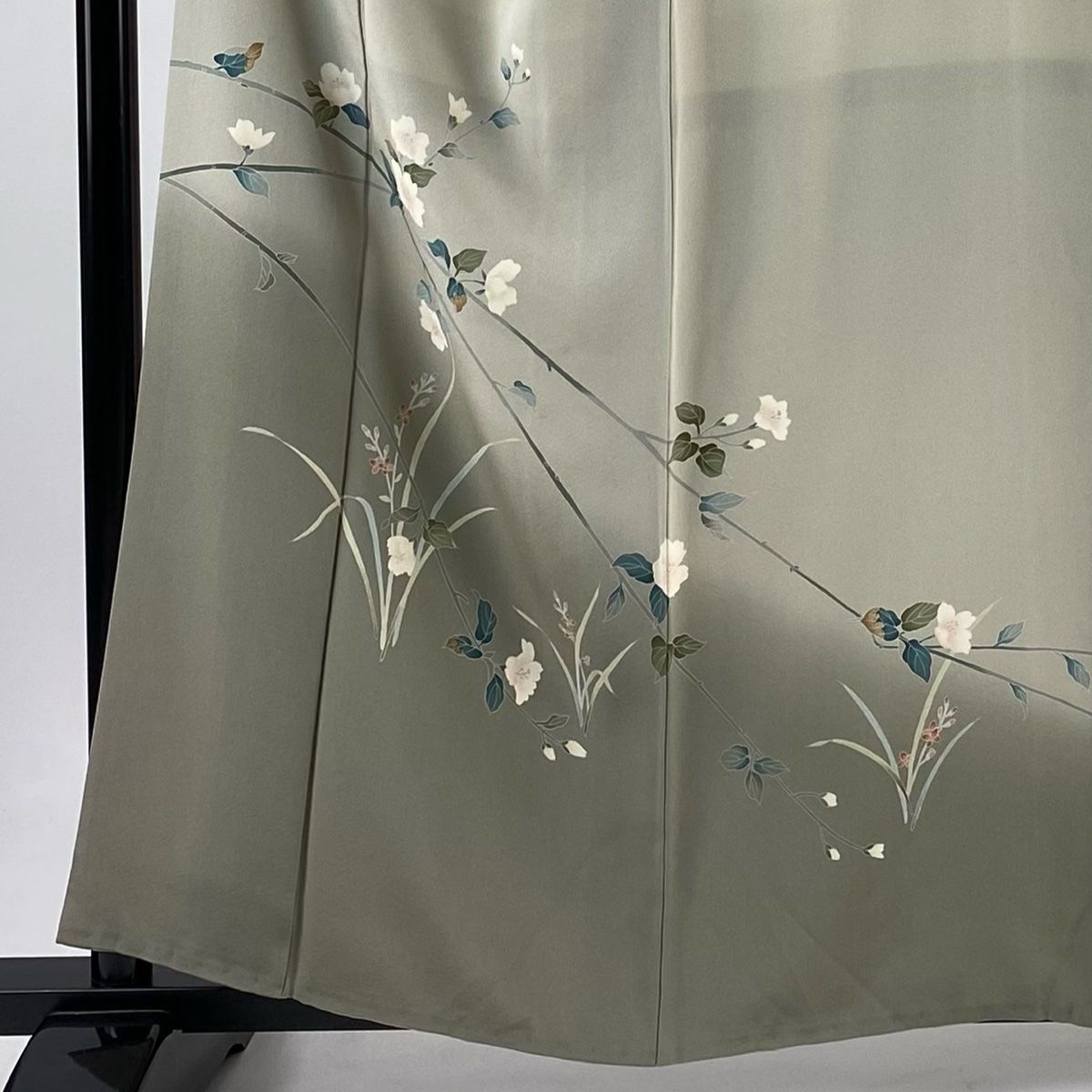 反物　絹　長襦袢地　ぼかし薄緑【未仕立て】 訪問着 身丈158cm 裄丈65.5cm M 袷 百貫達雄 落款 枝花 草花