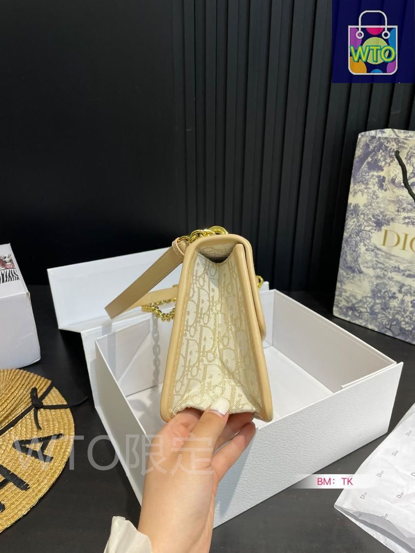 【先行発売☆手に入れば幸運】DIOR チェーン付 ホーボー バッグ ディオールから待望の新作バッグ「ディオール ヴァイブ」が