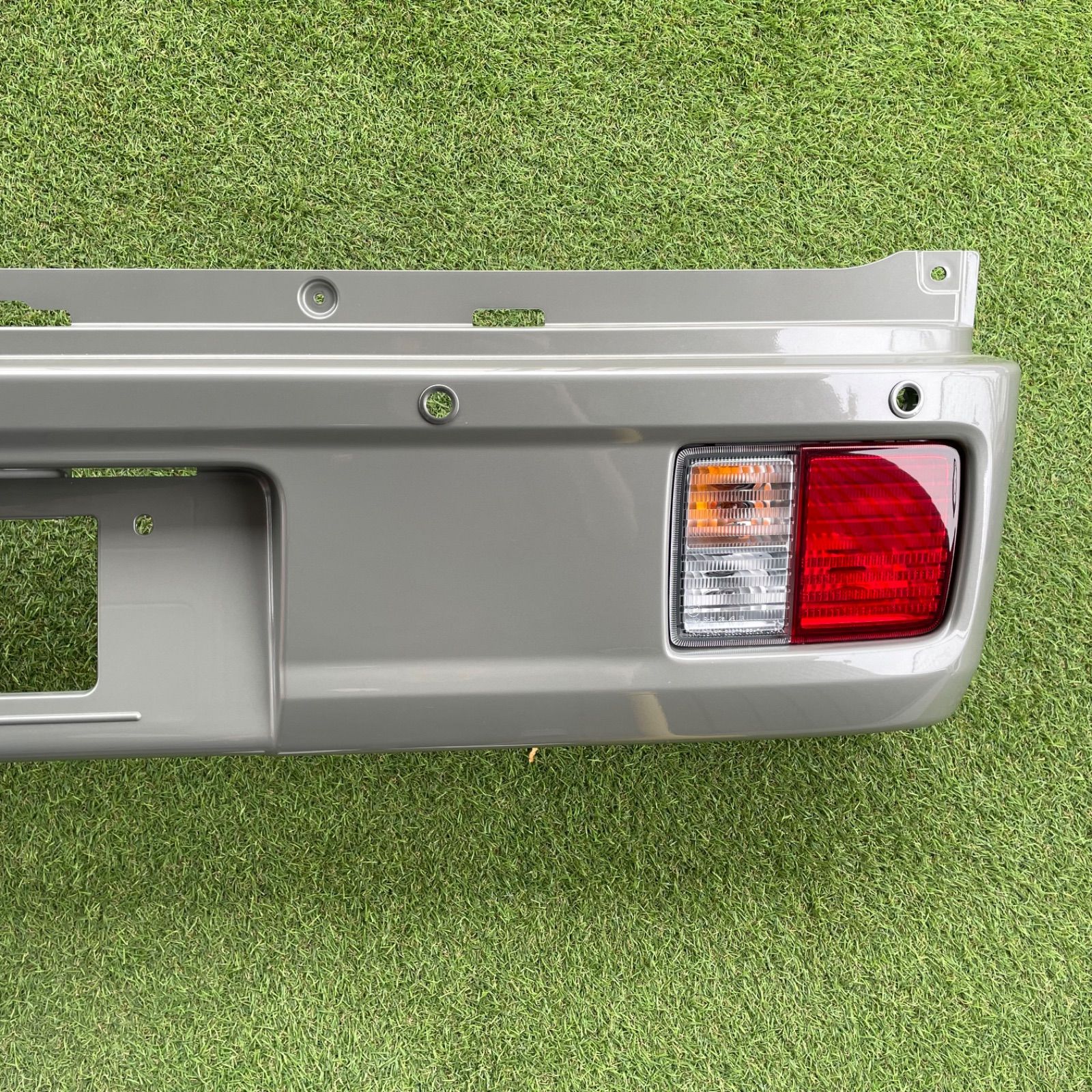 DA17V モスグレーメタリック　リアバンパー DA17V エブリィ リアバンパー テールランプ付き 新車外モス