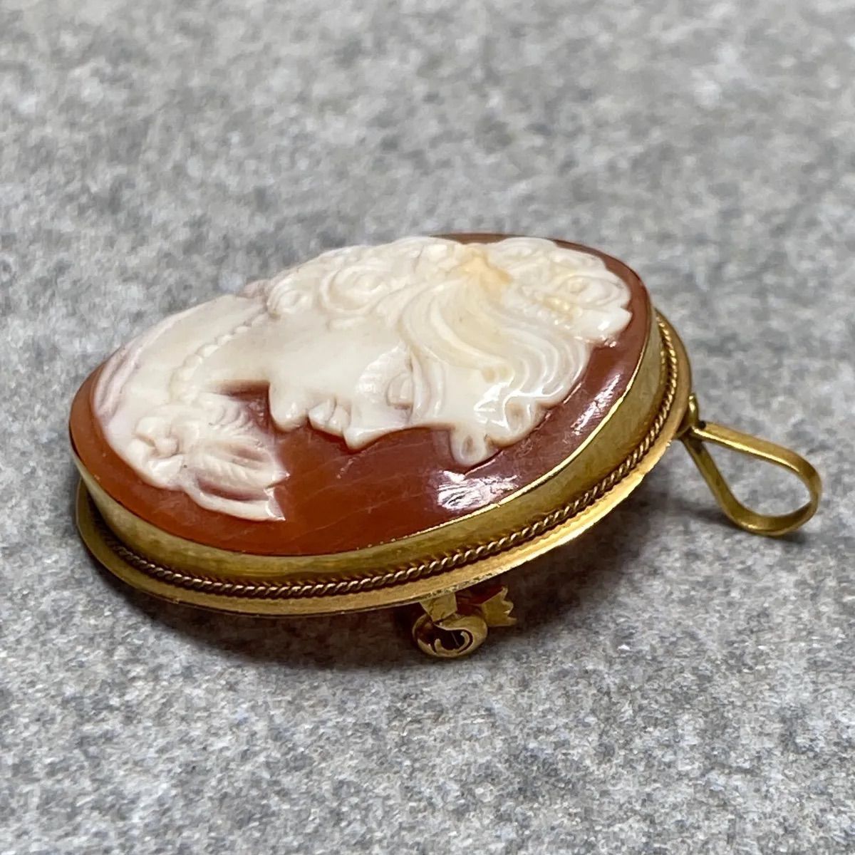 K18WGシェルカメオブローチペンダントトップ兼用 作家名あり 縦67横48