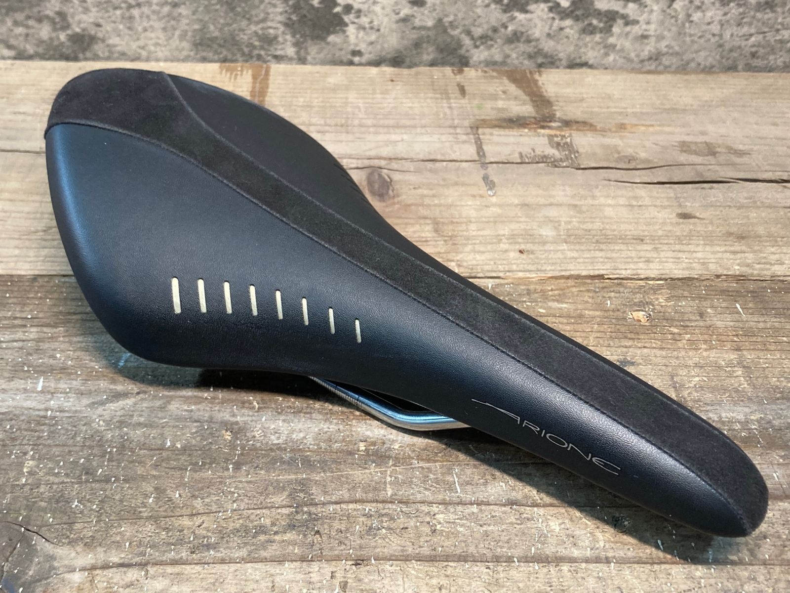 IQ016 フィジーク fizik アリオネ ARIONE サドル 黒 KIUMレール