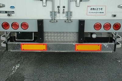 ミラーのような輝きでトラックリアをカスタム