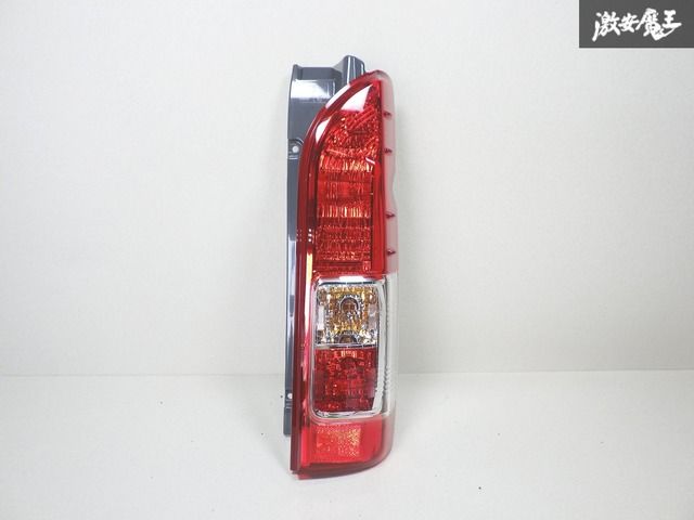 ☆新車外し☆ TOYOTA トヨタ 純正 200 ハイエース テールランプ