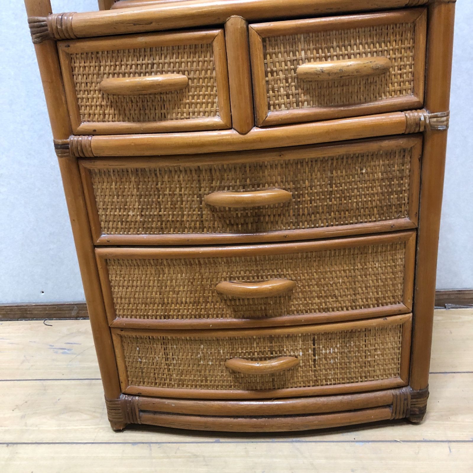 ❶ ラタンチェスト　箪笥　籐　5段　引き出し　収納　昭和レトロ ラタン 籐製 チェスト 5段 収納棚 タンス レトロ家具 花柄 飾り棚 玄関