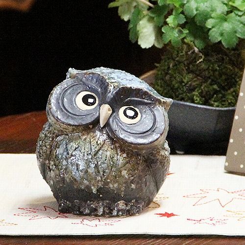 フクロウ置き物 信楽焼と木彫り フクロウ置き物 信楽焼と木彫り