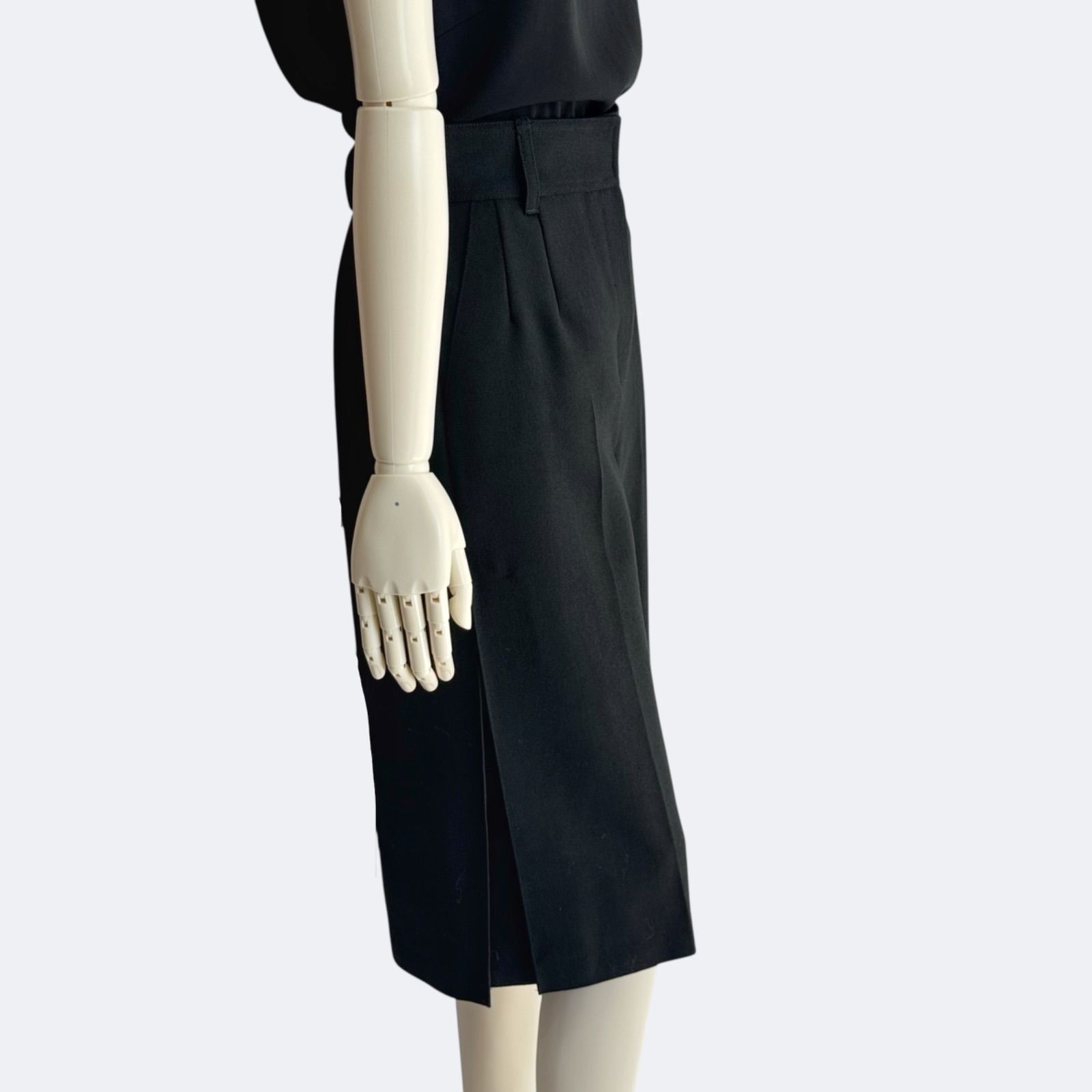 【新品未使用】ルネ René ハーフパンツ 36 未使用に近い☆Rene ハーフパンツ 36 タック センタープレス