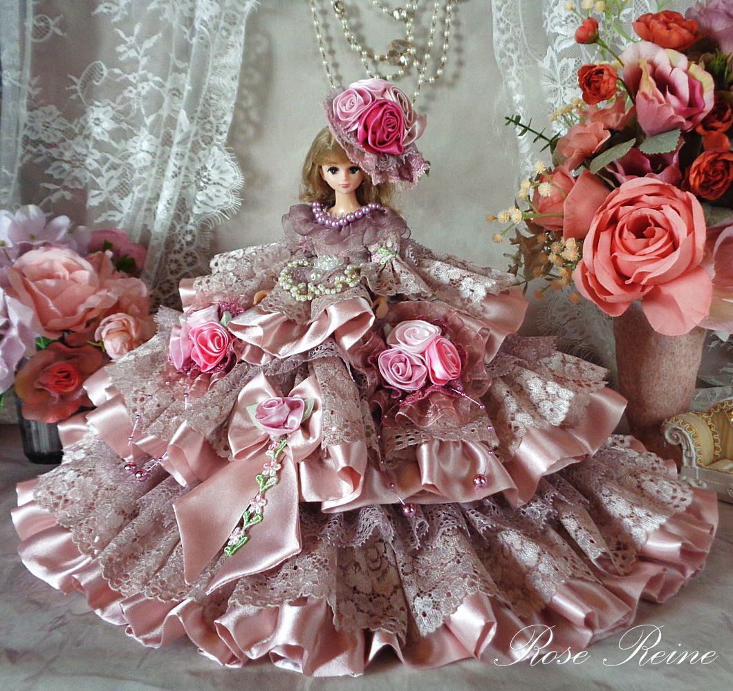 モーブピンクのミステリアスでゴージャスなボリュームフリルドールドレス