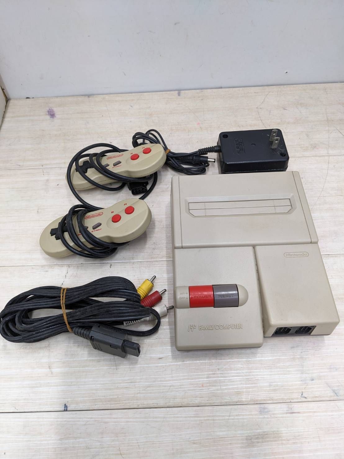 S96093 任天堂 ニューファミコン HVC-101 本体|コントローラー