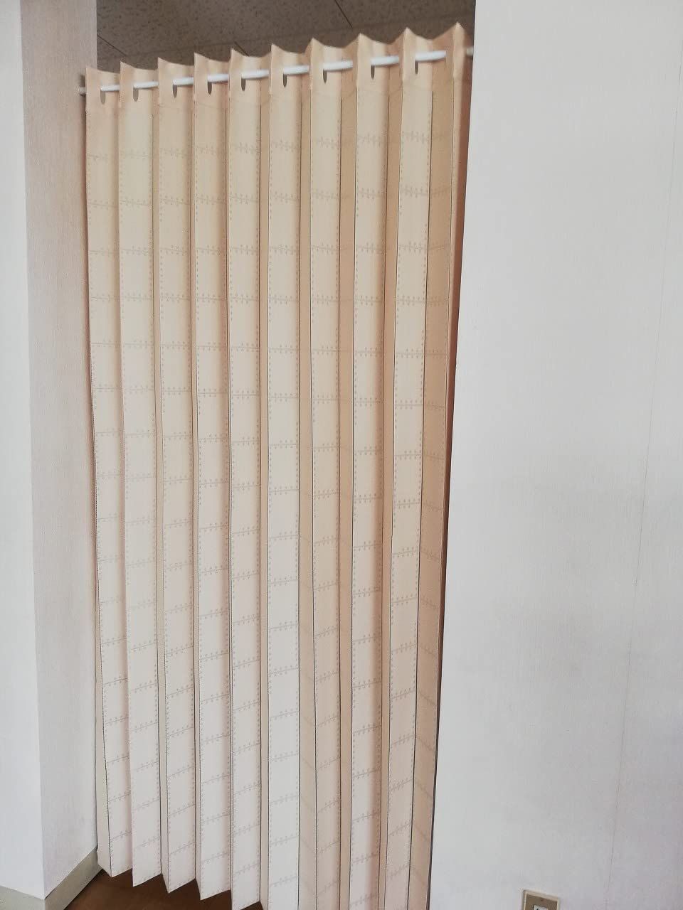 パタパタ 長さの調整が出来る アコーディオンカーテン 防炎 ドット柄 日本製 巾150cm×丈220cm 加栄レース ベージュ