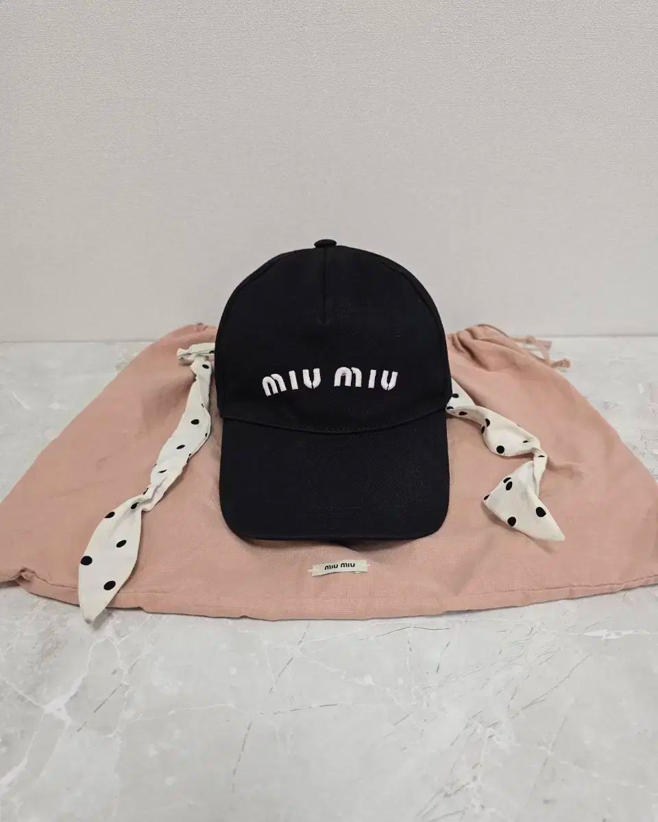 MIU MIU(ミュウミュウ) ロゴ 刺繍 ドット リボン ボールキャップ 帽子