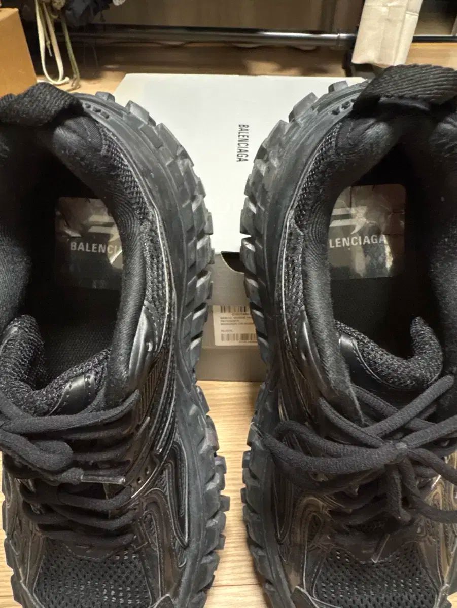 BALENCIAGA(バレンシアガ) ディフェンダー 黒 42 サイズ - メルカリ