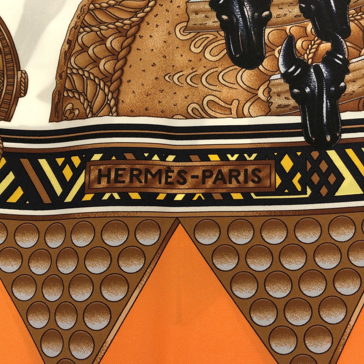 エルメス カレ90 L'OR DES CHEFS 首長達の金 シルク100% HERMES エルメス カレ90 L'OR DES CHEFS 首長達の金 シルク100