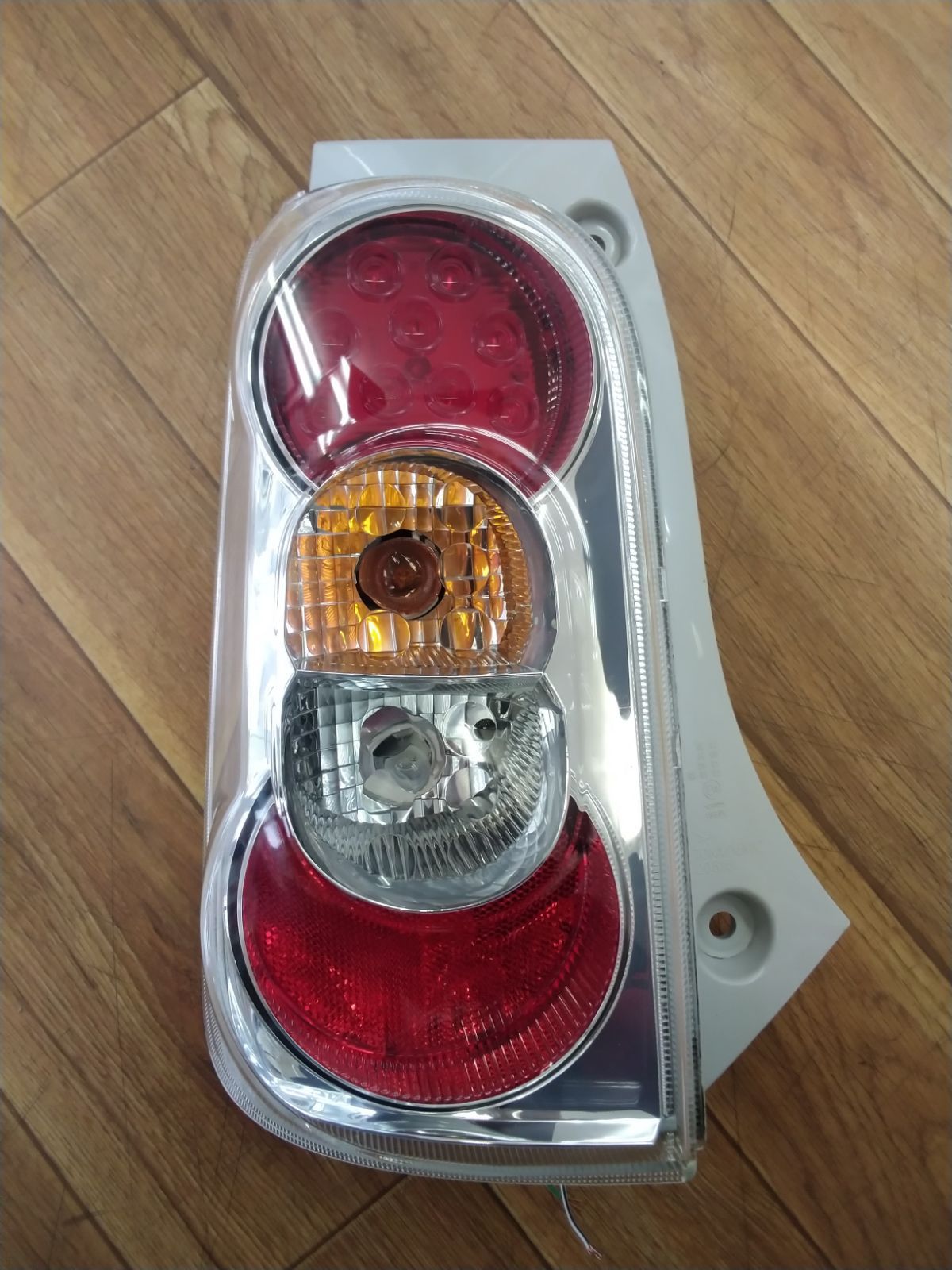 訳アリ品 ダイハツ ミラココア L675S 純正LEDテールライト 左 助手席側 25.1.30