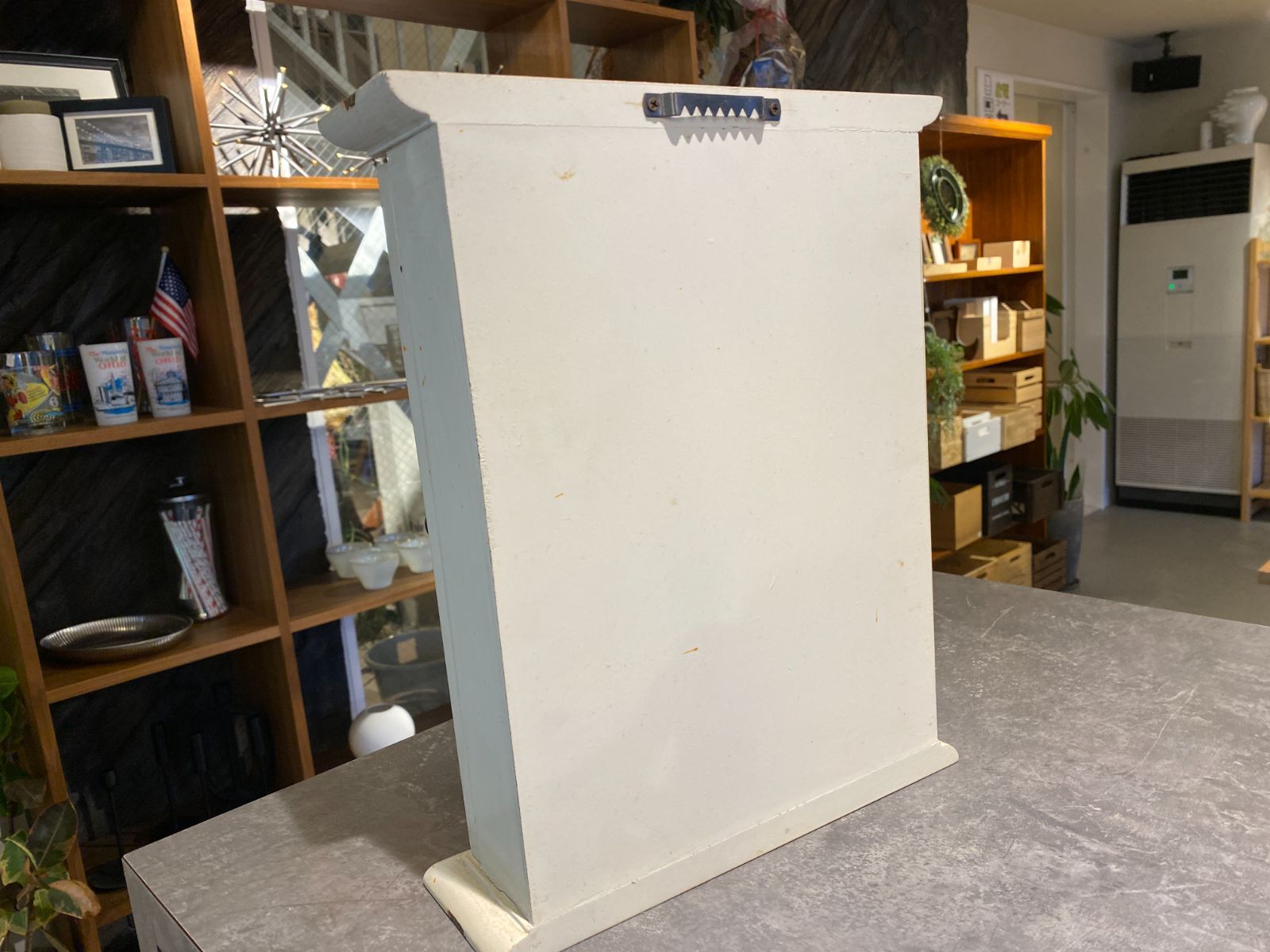 □アンティーク ガラス扉ディスプレイケース ホワイト ウォールラック