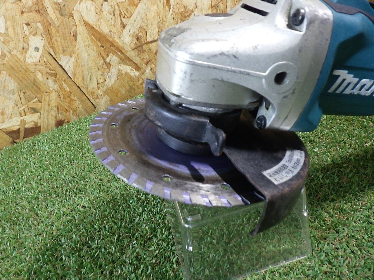 金属の切断 研削 研磨などに makita マキタ 18V 125mm 充電式ディスクグラインダー GA504D 品