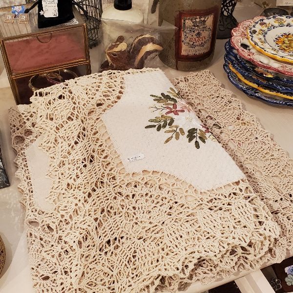 エストニア輸入 テーブルクロス 約83×83cm 花柄 リボン 刺繍 コットン