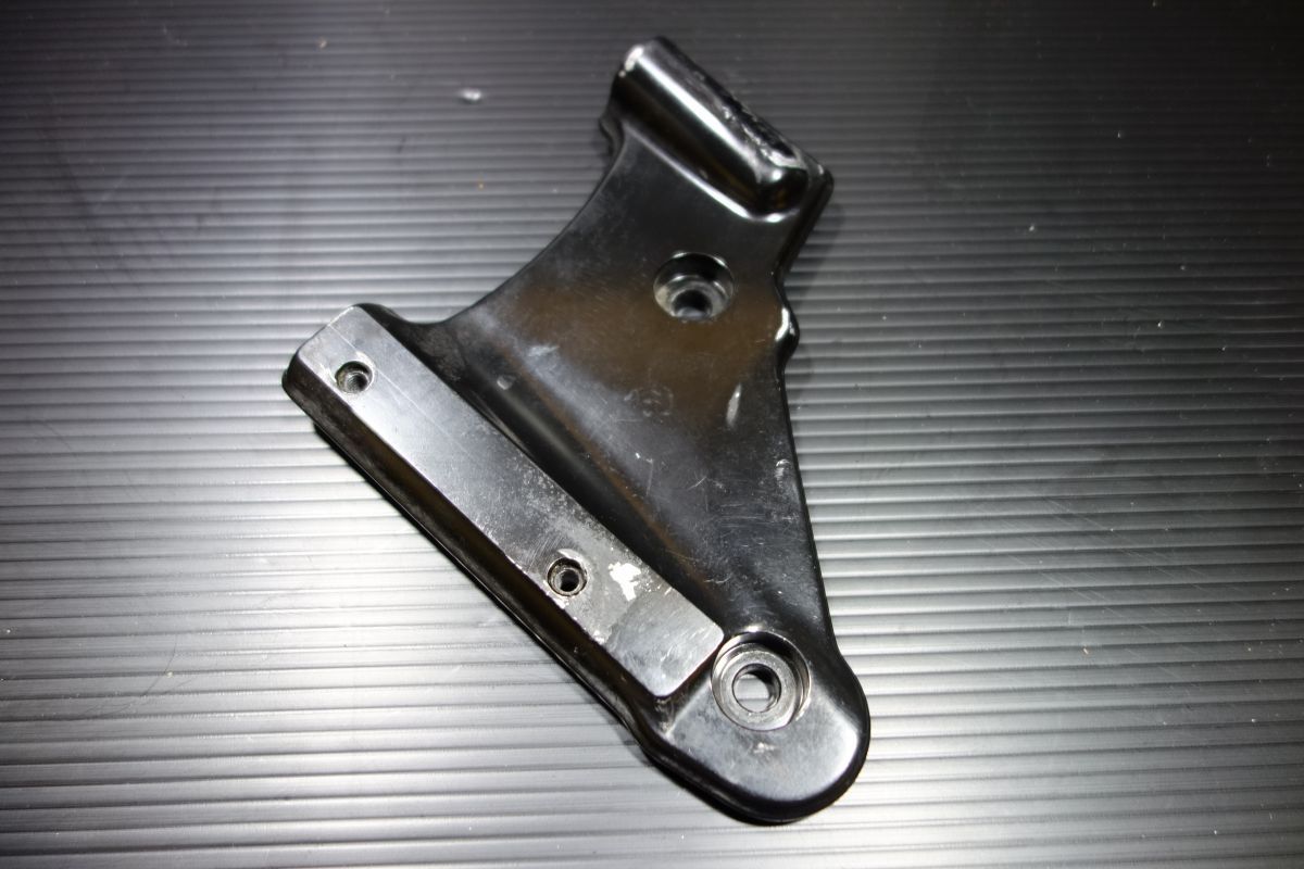 ステー マウント ブラケット クランプ ホルダー マフラー サイレンサー ハーレー 純正 ソフテイル FXDRS FXDR114 R20250804 DECORATOM_COM_BR