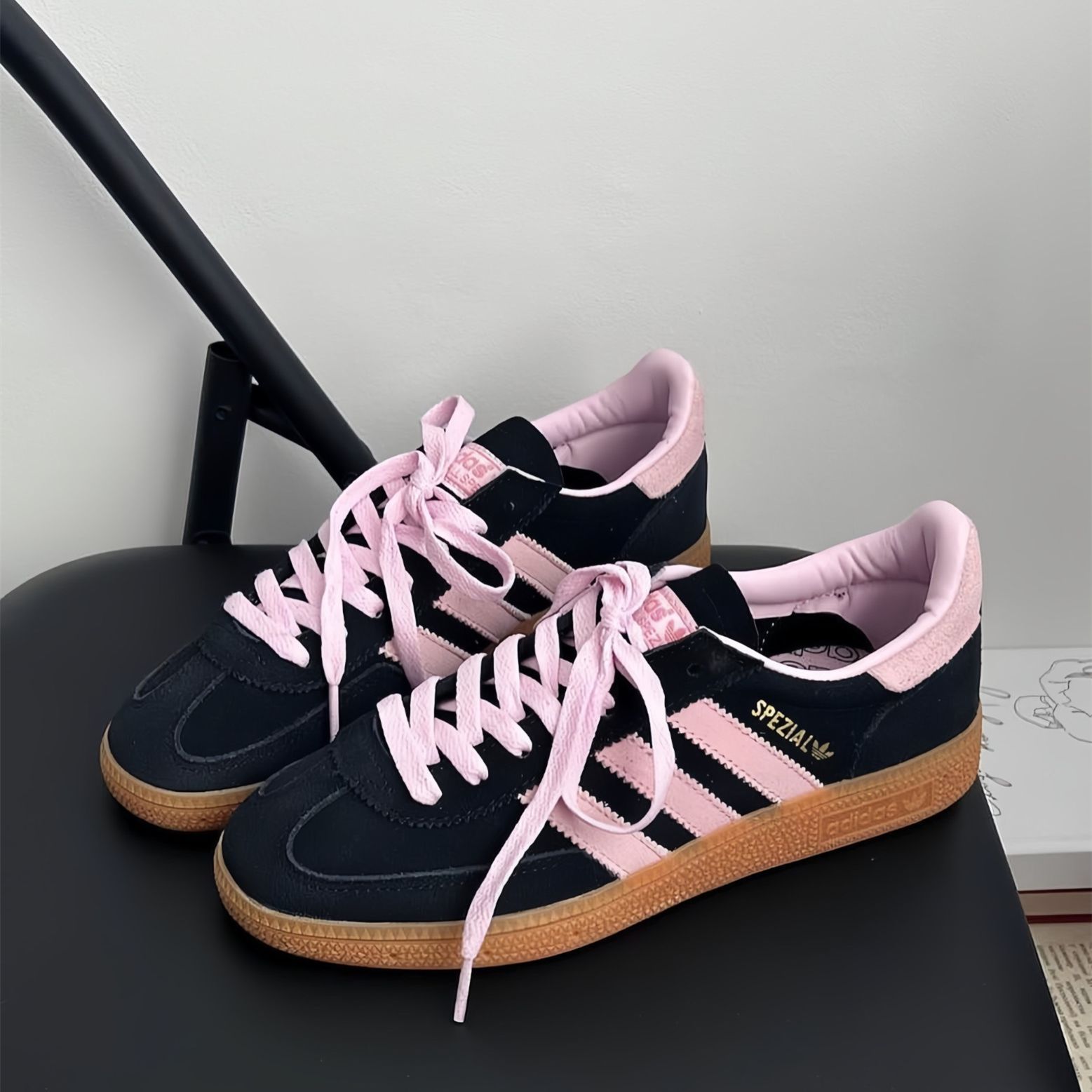 アディダス ハンドボール スペツィアル adidas W HANDBALL SPEZIAL コアブラック/クリアピンク/ガムカジュアルシューズ -  メルカリ