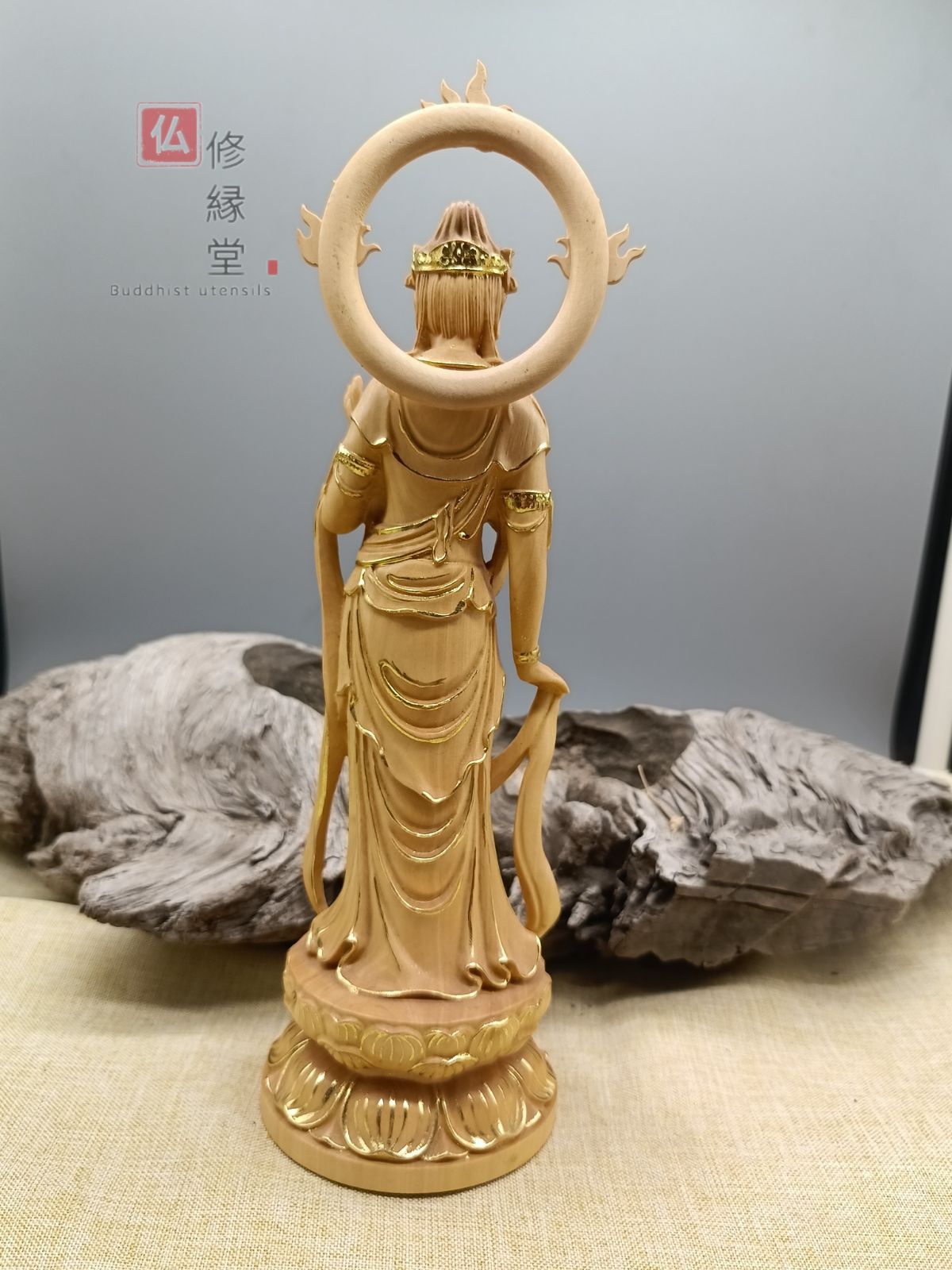 【修縁堂】彫刻仏像 勢至菩薩立像 八角蓮華丸台座 木彫 縁起物 供養仏 無病息災 修縁堂】木彫り 仏像 勢至菩薩立像 彫刻 本金 切金 崖柏 仏教