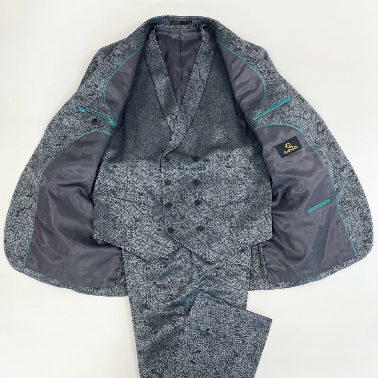 67j6 GARNIER ガルニエ 大きいサイズ 3ピース スリーピース シングルスーツ 2釦 総柄 パーティー フォーマル LL ダークグレーu02t