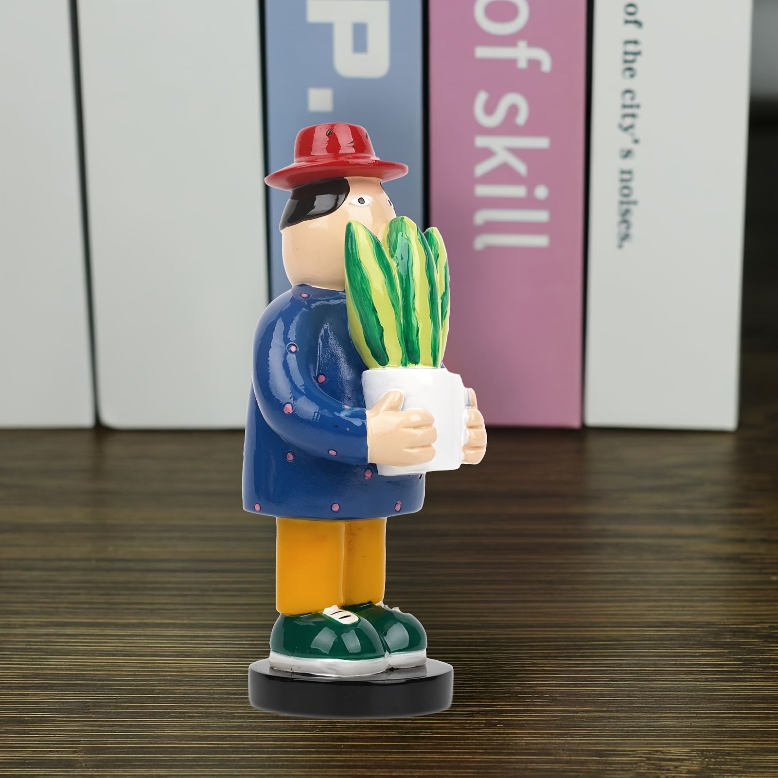 鉢植えを持っている少年