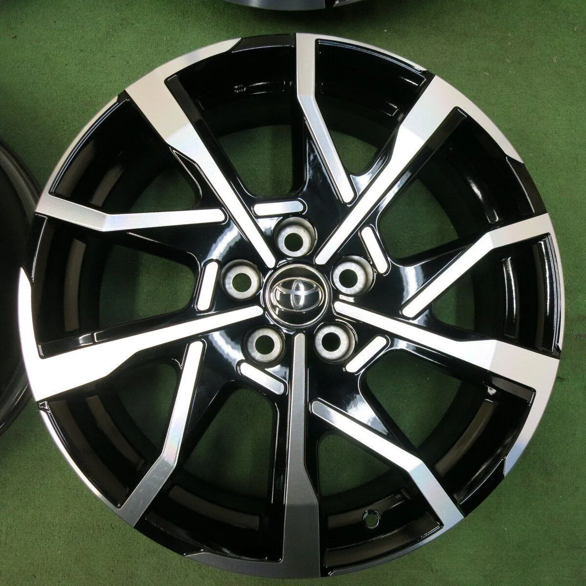 プリウス PHEV ホイール タイヤ 1セット USED 中古】トヨタ 60プリウス純正 PHV Zグレード 19インチホイール 4本