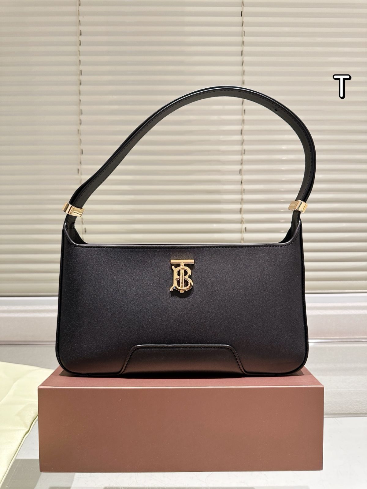 今日特価】Burberry TB バッグ 28cm フォールドギフトボックス付