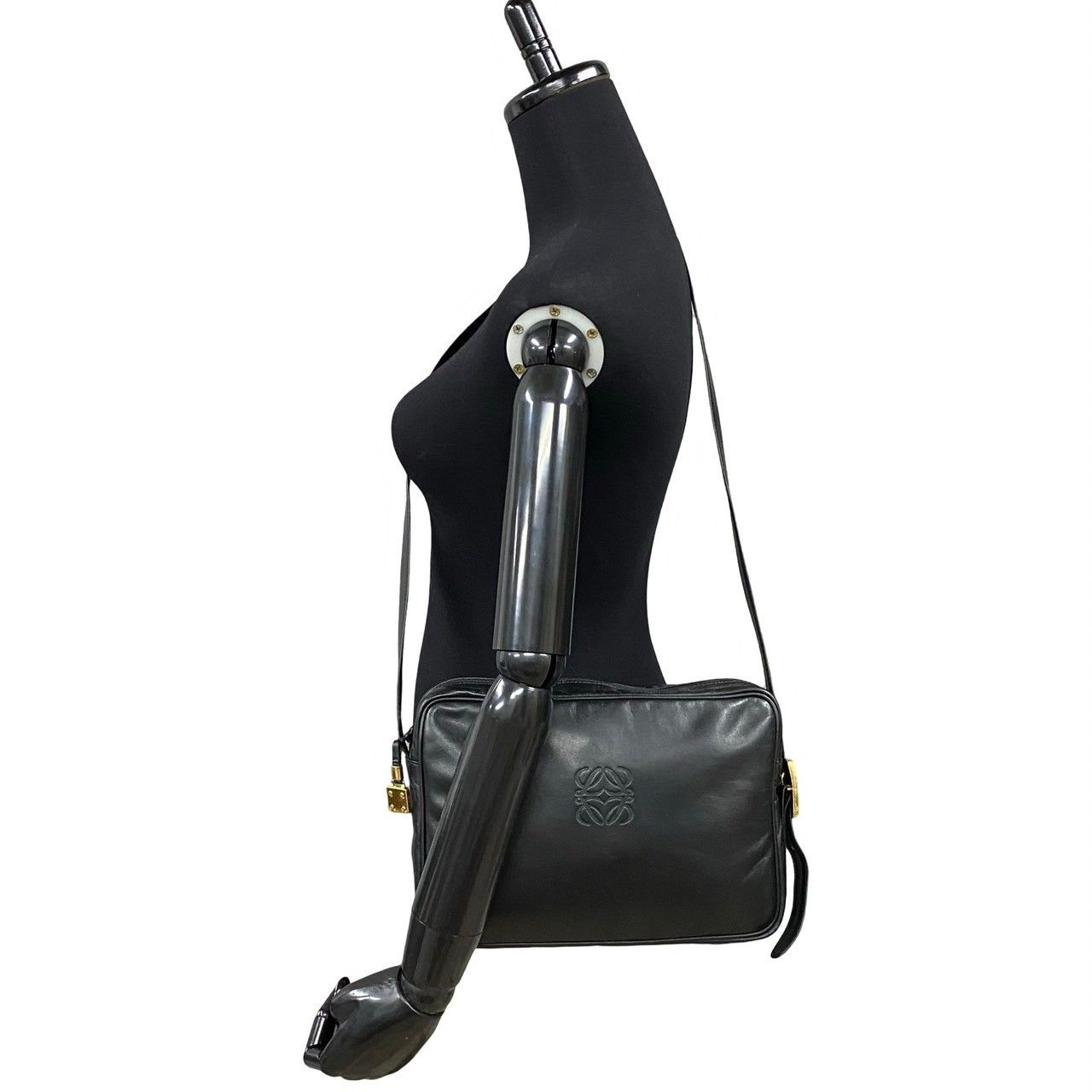 極 美品 LOEWE ロエベ ヴィンテージ アナグラム ロゴ レザー 本革 ショルダーバッグ ポシェット サコッシュ ブラック 黒 レディース 21110 極 美品 LOEWE ロエベ ヴィンテージ アナグラム ロゴ レザー 本革