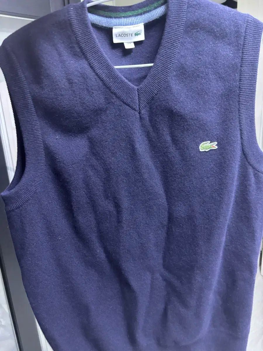 LACOSTEラコステBASI Ｖネックベストネイビー　L 海外製ユニセックス LACOSTEラコステBASI Vネックベストネイビー L 海外製ユニ