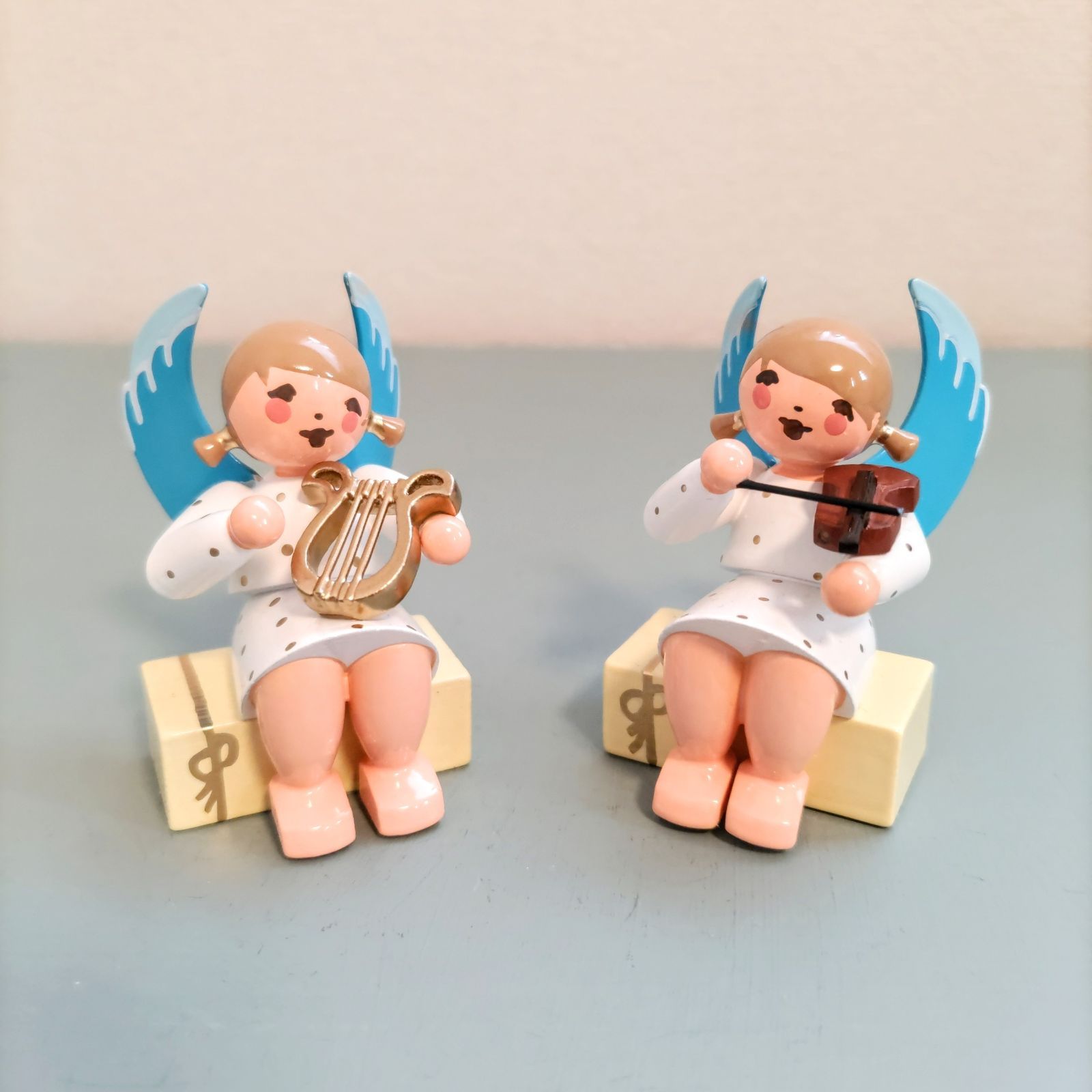 ギフトに座る天使 ヴァイオリン ドイツ木工芸品 ドイツ雑貨 ミニチュア 木製人形 エンジェル 楽器 メルカリShops