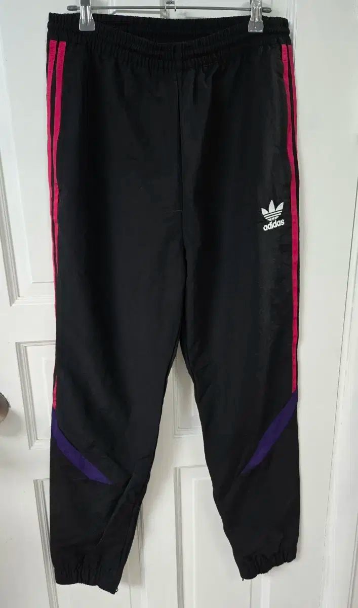 アディダス 3本線 トラック ズボン ブラック|ピンク