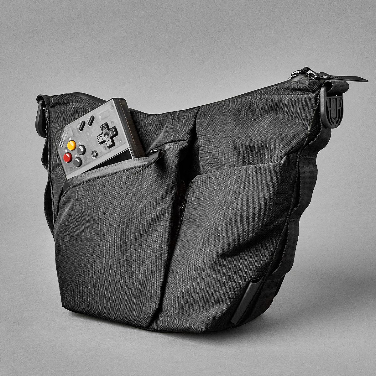 アルパカ ショルダーバッグ スリペットボトル 三日月形 ブラック アルパカ ショルダーバッグ メンズ スリングアンドショルダー ペット