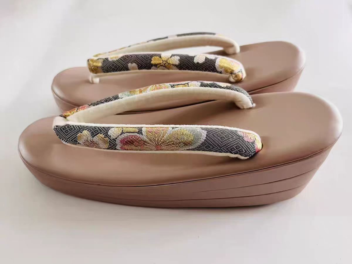 日本式の女の下駄 三段 金色の縁の付いた礼装用の草履 着物 振袖 靴 花 甘美 あまみ
